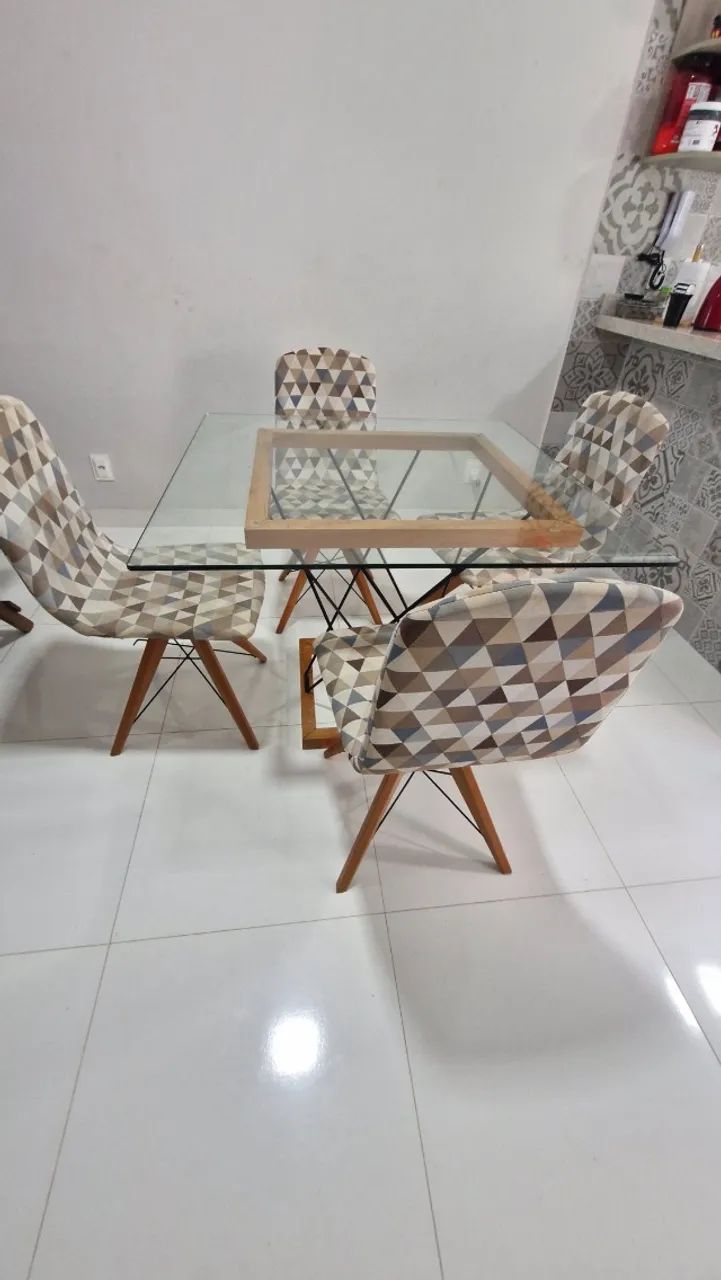 Mesa de jantar com 4 cadeiras