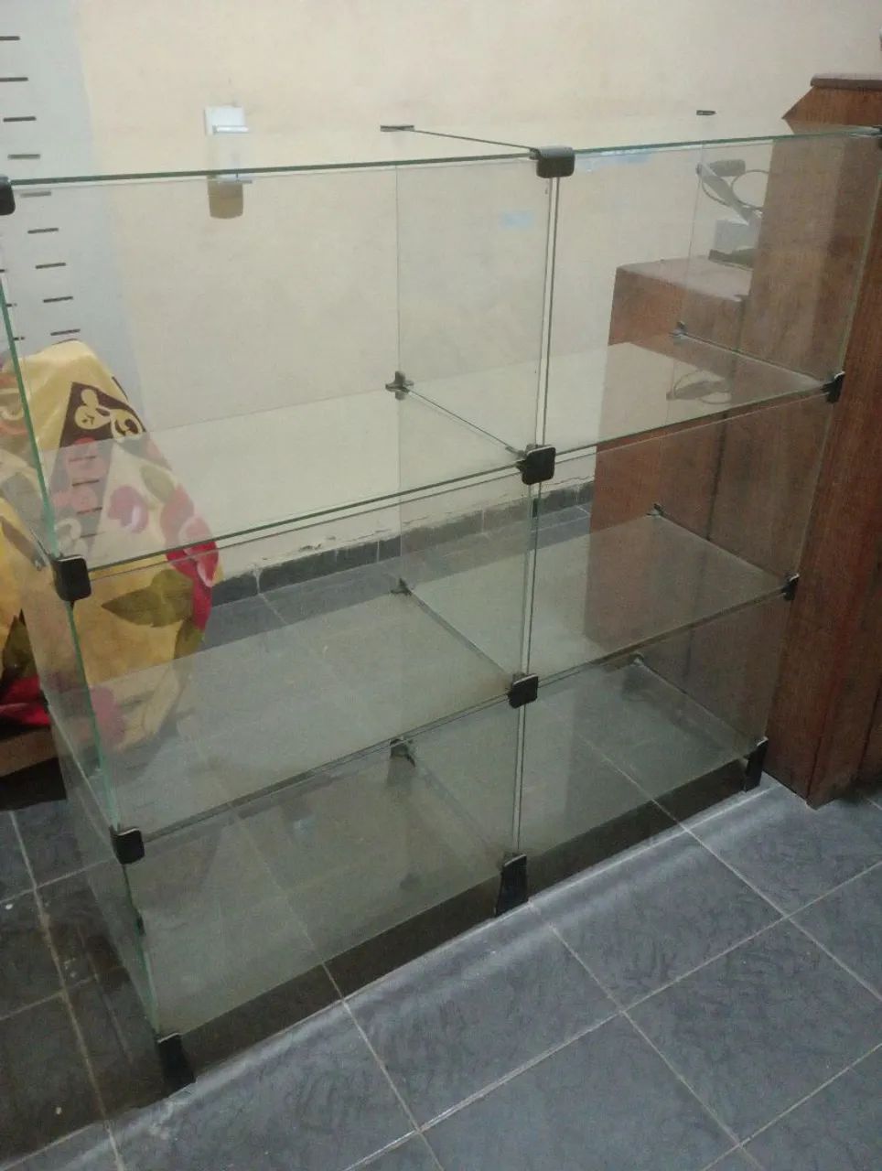 Balcão vitrine com divisórias 