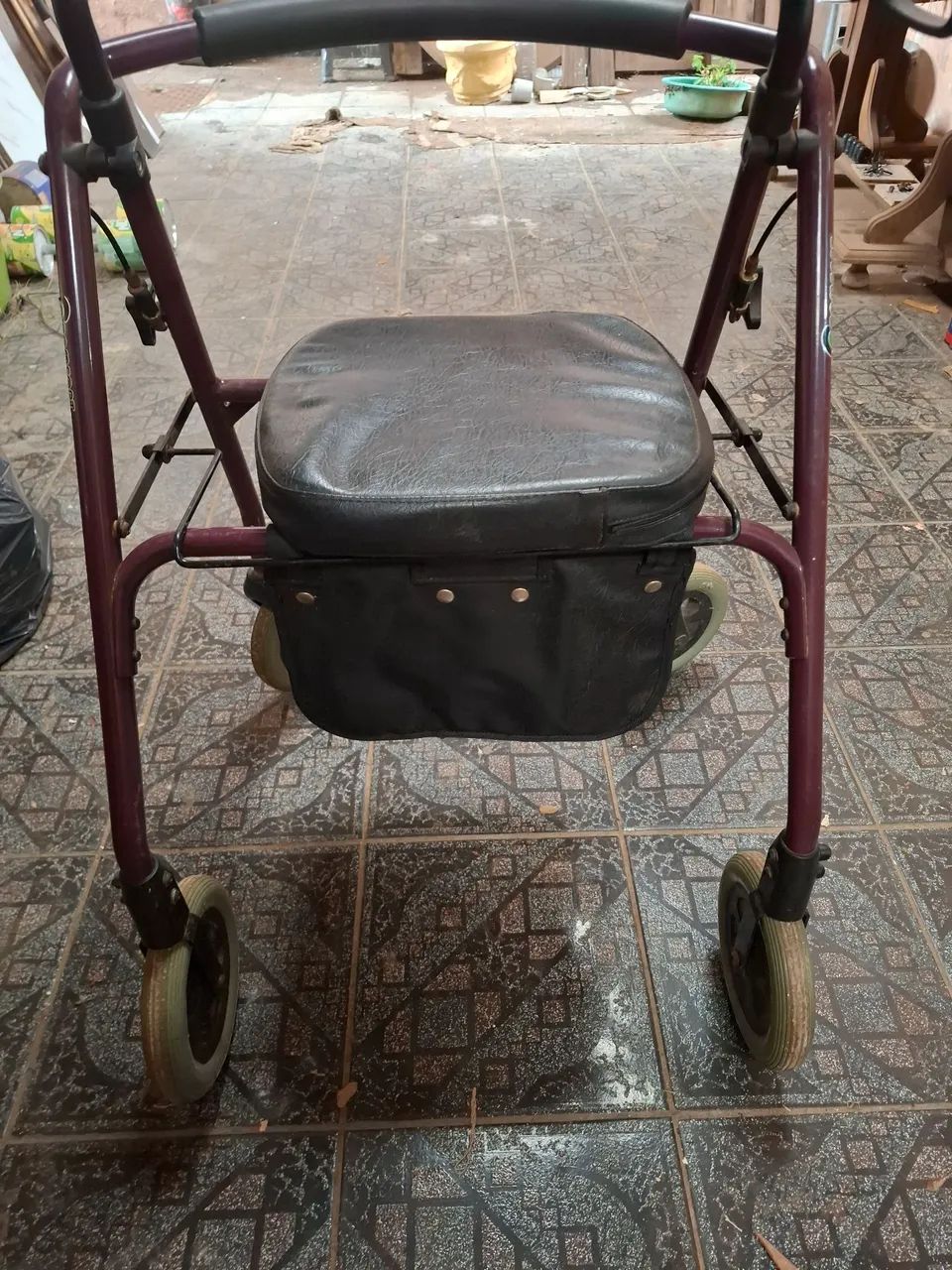 Andador para idosos com 4 rodas. 