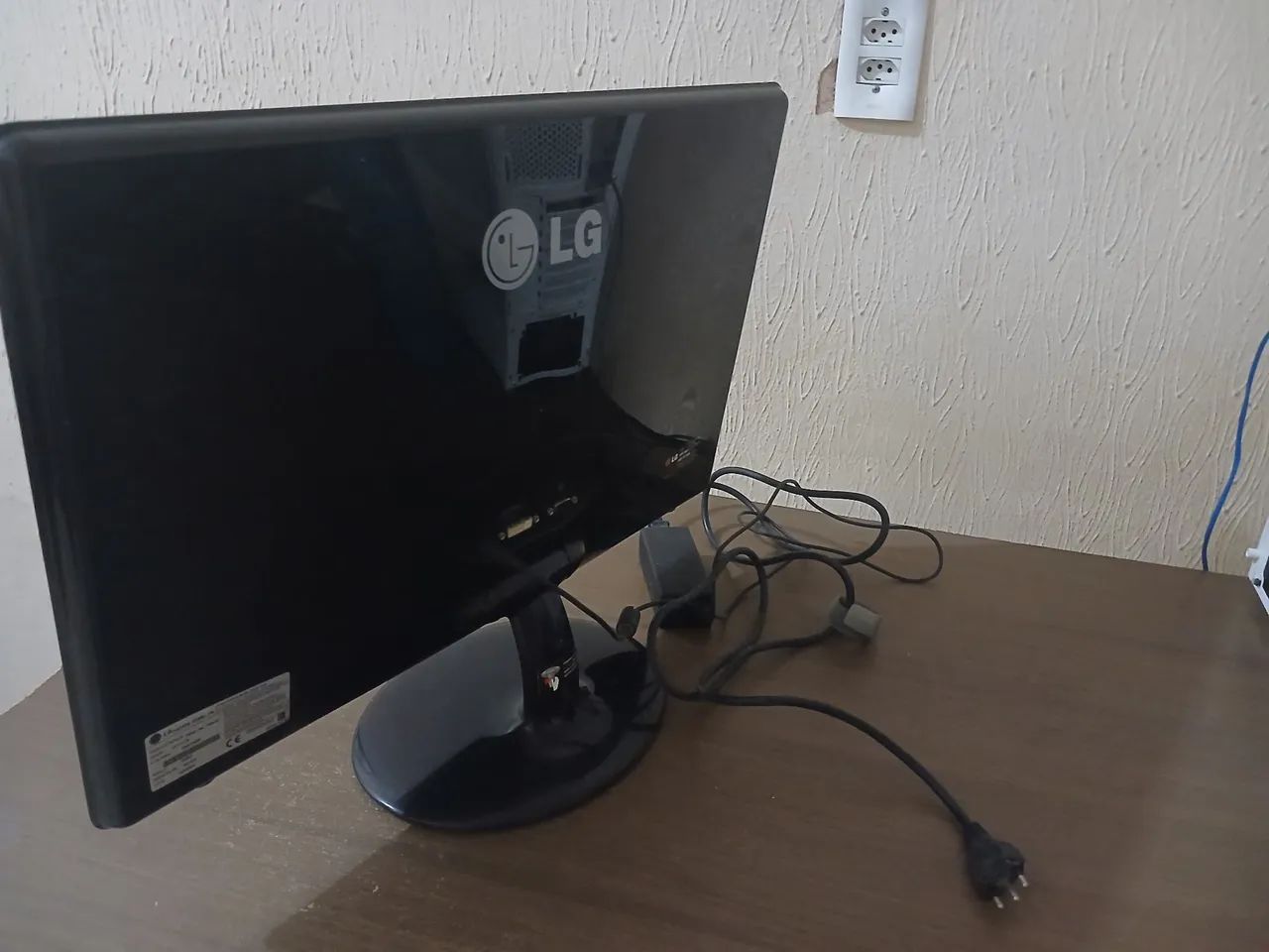 Monitores LG E2350V (2 unidades) unidade por 80, os dois 110.  - Foto 6