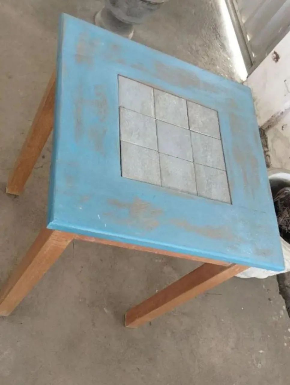 Mesa em madeira maciça com cerâmicas 
