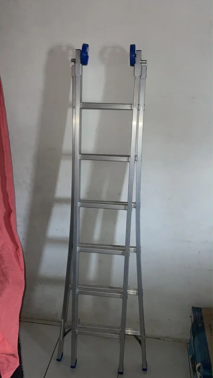 Escada de alumínio semi nova