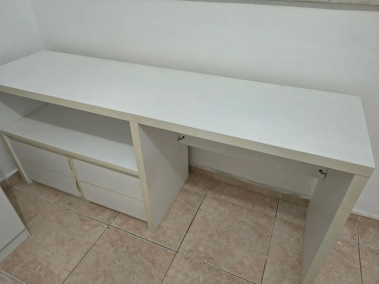 Escrivaninha/Mesa Branca com Gavetas é Prateleira- Funcional e Compacta. - Foto 2