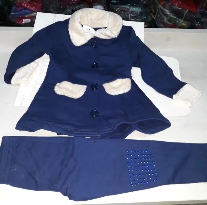 Vatias peças de roupas infantis usadas