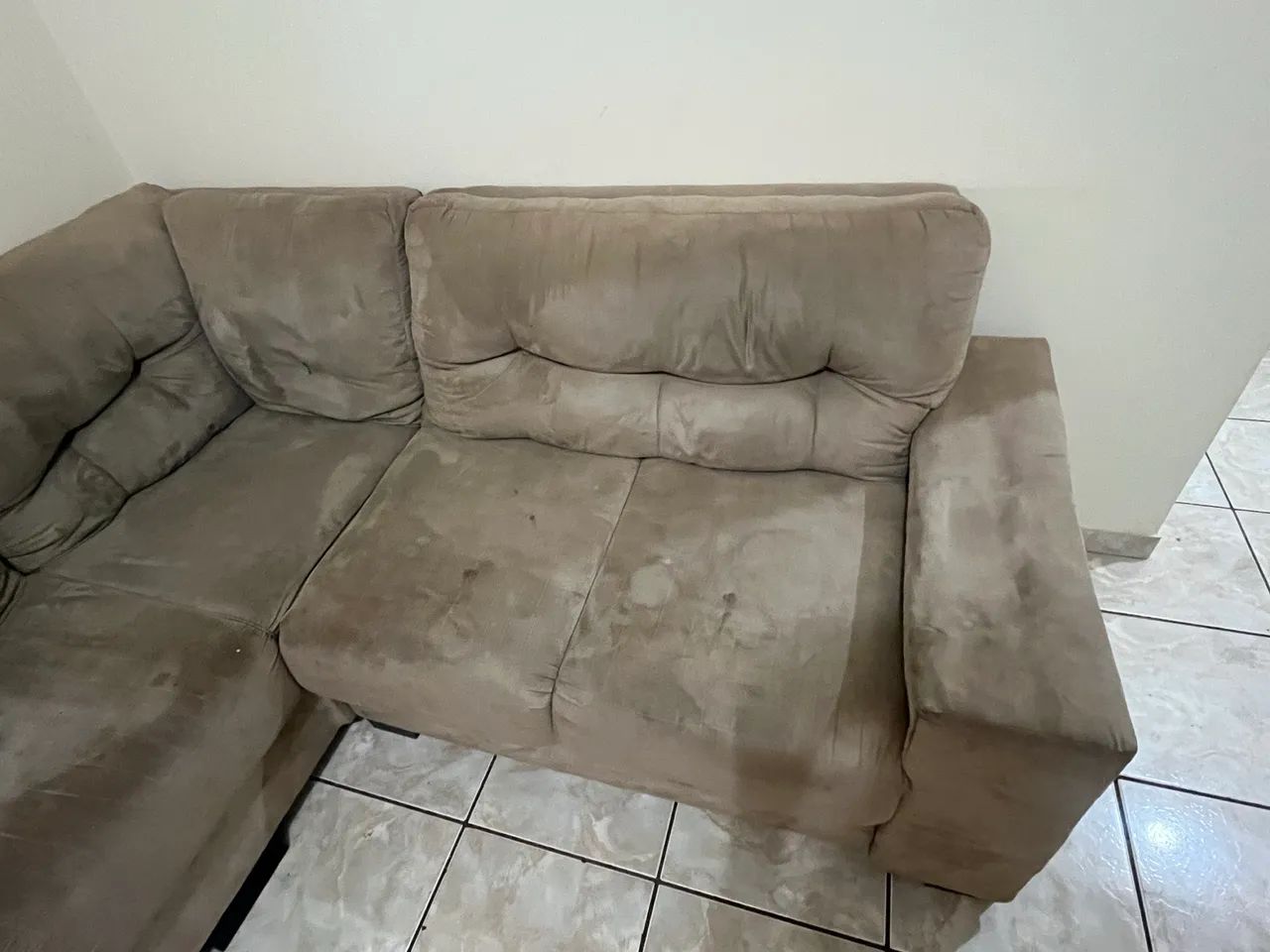Sofá em L camurça cinza