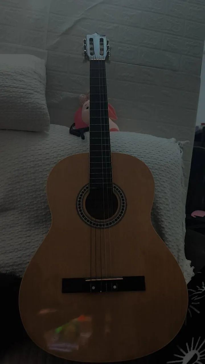 Violão acústico com capa e capotraste
