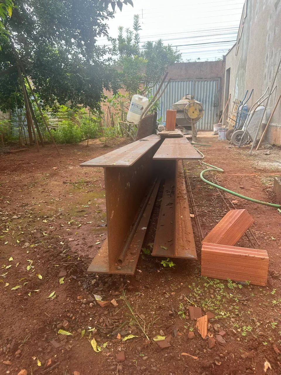 Vendo 2 vigas I de 6 m de comprimento por 45cm de altura