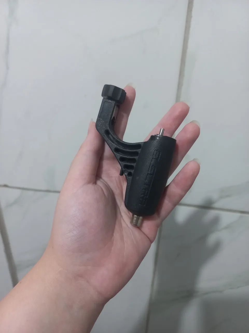 Maquina de tattoo rotativa e fonte com os cabos 
