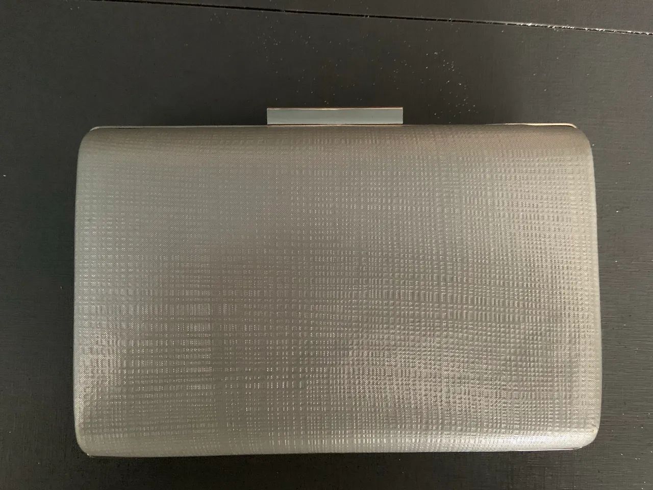 Bolsa para festa estilo clutche com leve textura e alça chic - Foto 2