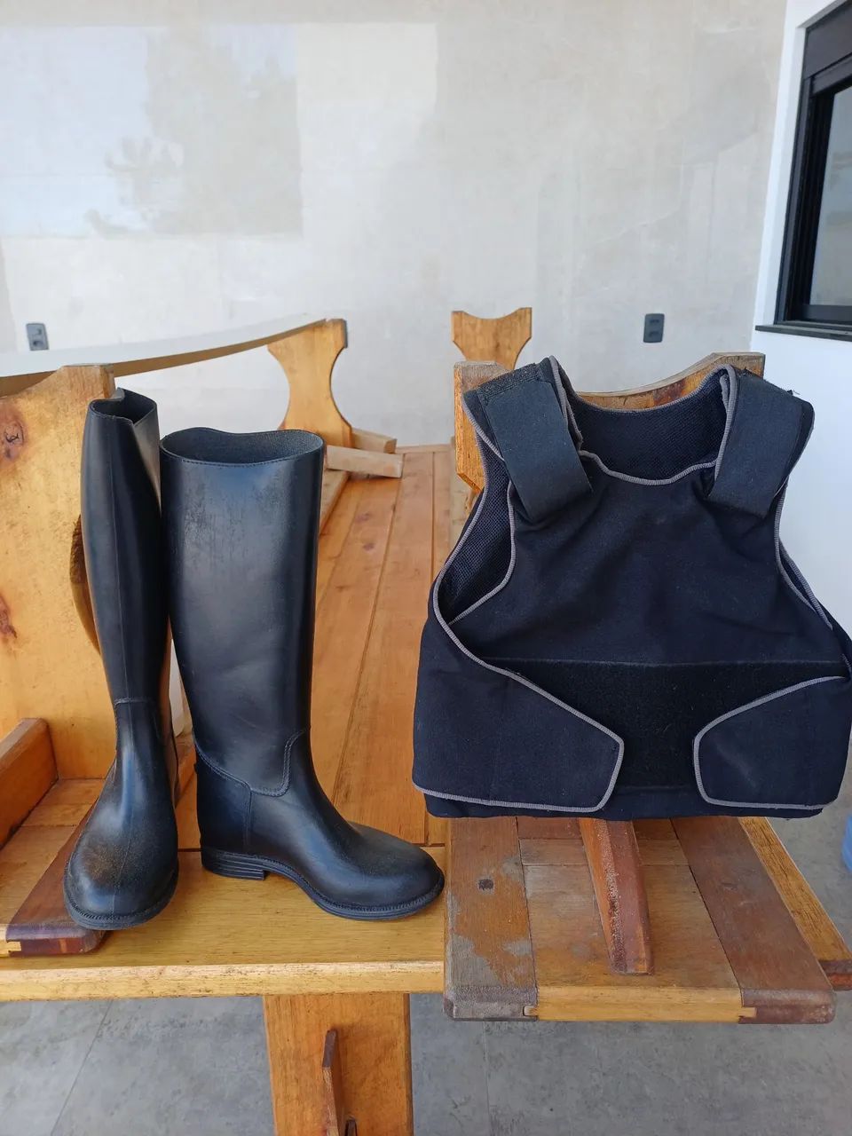 Colete e bota de hipismo 