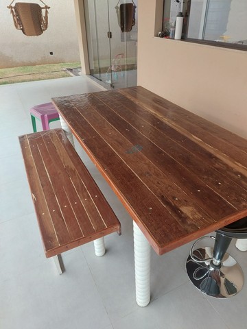 Vendo mesa de madeira de demolição  com dois bancos  - Foto 3