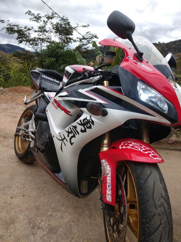 CBR1000RR A MAIS NOVA DA OLX ! LOTADA DE ACESSÓRIOS VENHA CONFERIR !