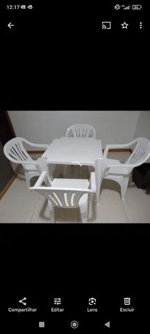 Mesa Branco com quatro cadeiras de plástico 