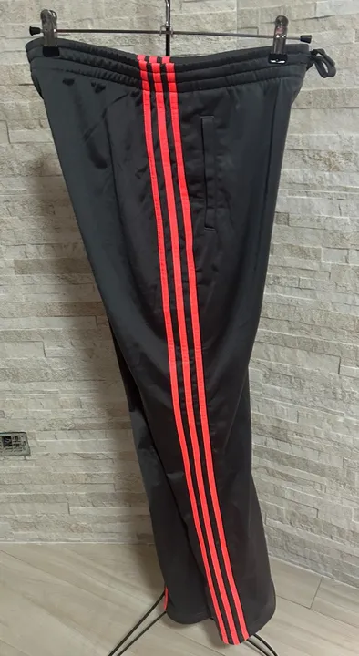 Calca adidas original, boca reta e bolsos embutidos.