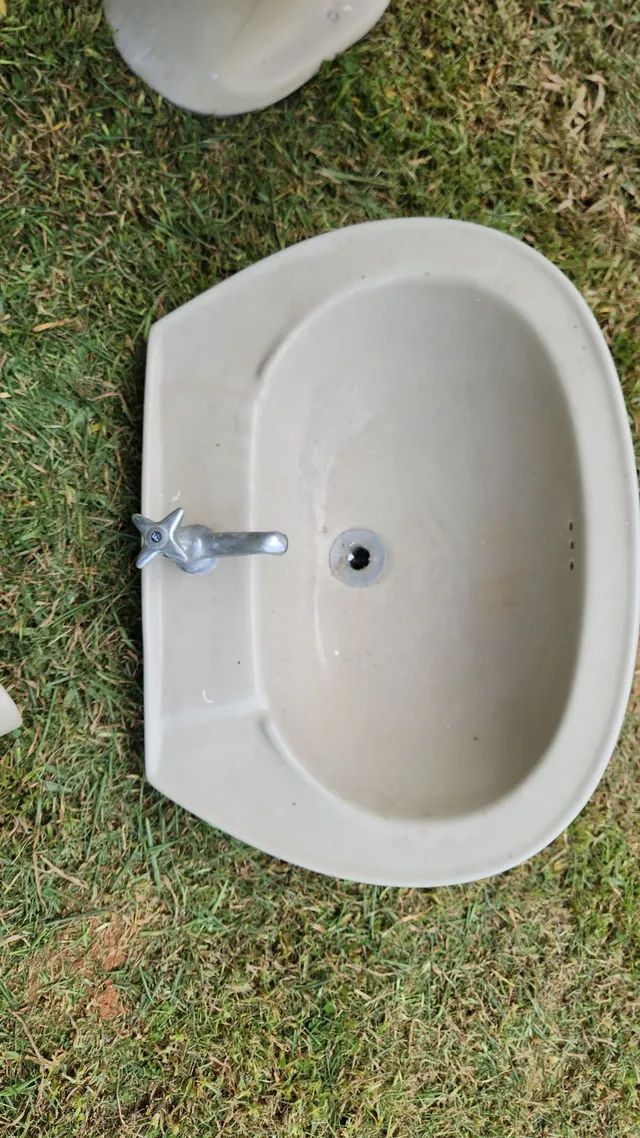 Conjunto de pia e vaso sanitário.