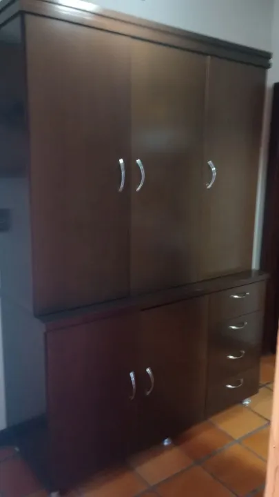 Armário de madeira com 3 portas e 3 gavetas