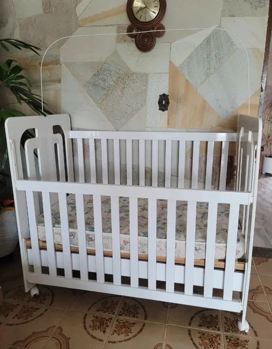 Berço 2 em 1 mini cama com rodinhas e colchão usado 