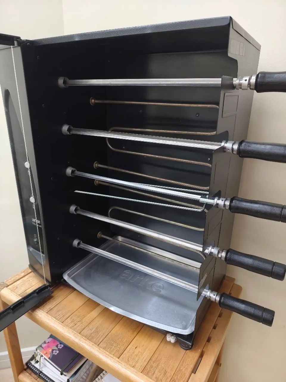 Churrasqueira Elétrica Arke Vitta Smart 5 110V rotativo com 5 espetos + 3  grelhas 