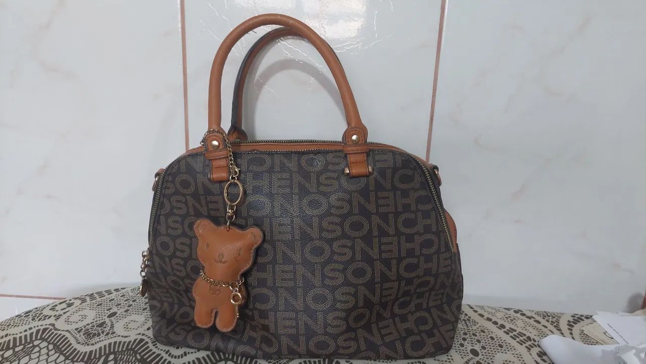 Bolsa Chenson marrom com chaveiro de ursinho