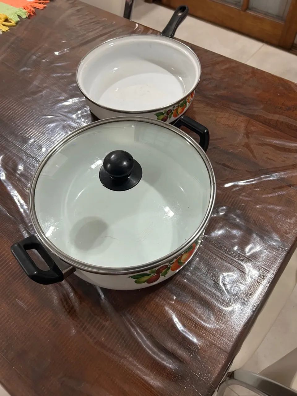 80,00 Conjunto de 02 Panelas em Agata com Desenho de Frutas. Pouco usadas  - Foto 2