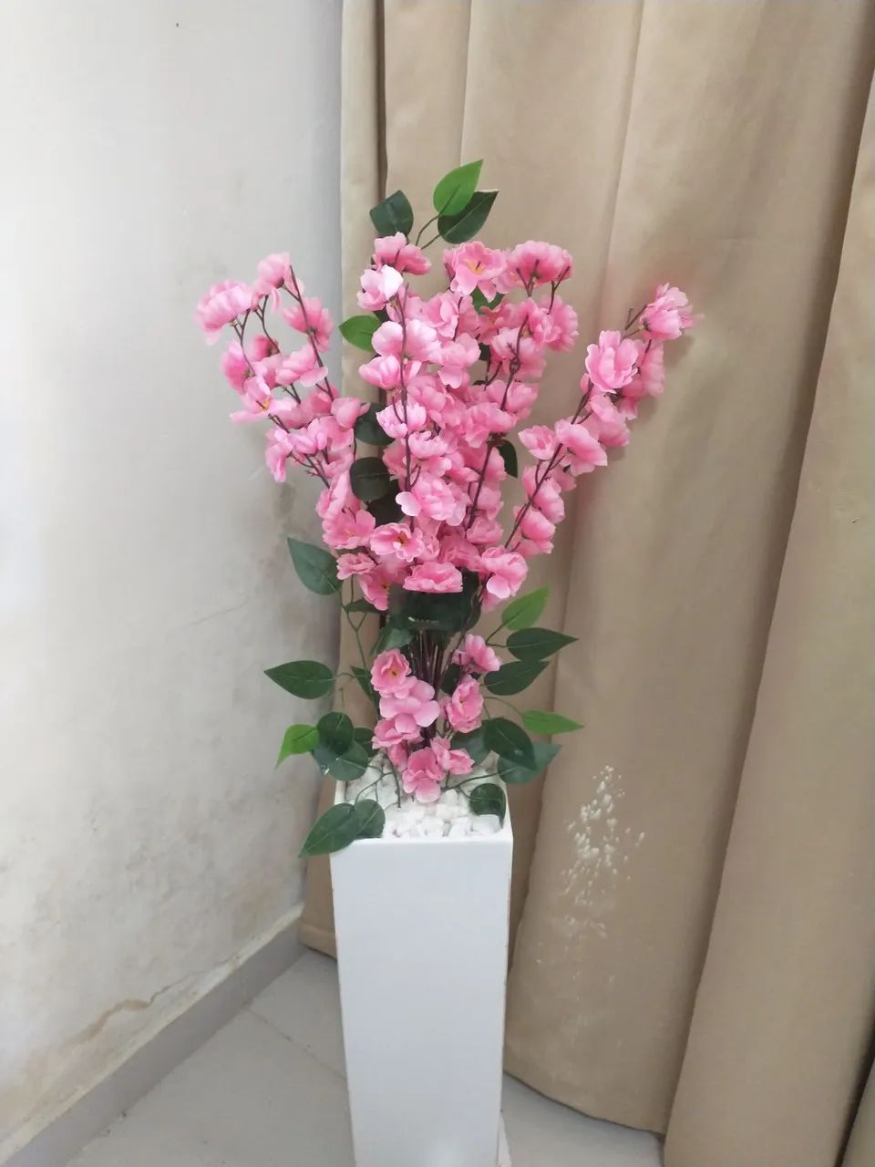 Vaso decorativo com flores de cerejeira