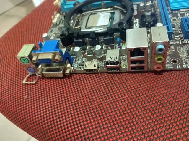 kit 3° geração azus h61m-A ,proc- core I5 3330 ,memória 8gb ddr3 corsair ,tudo ok ,só vend