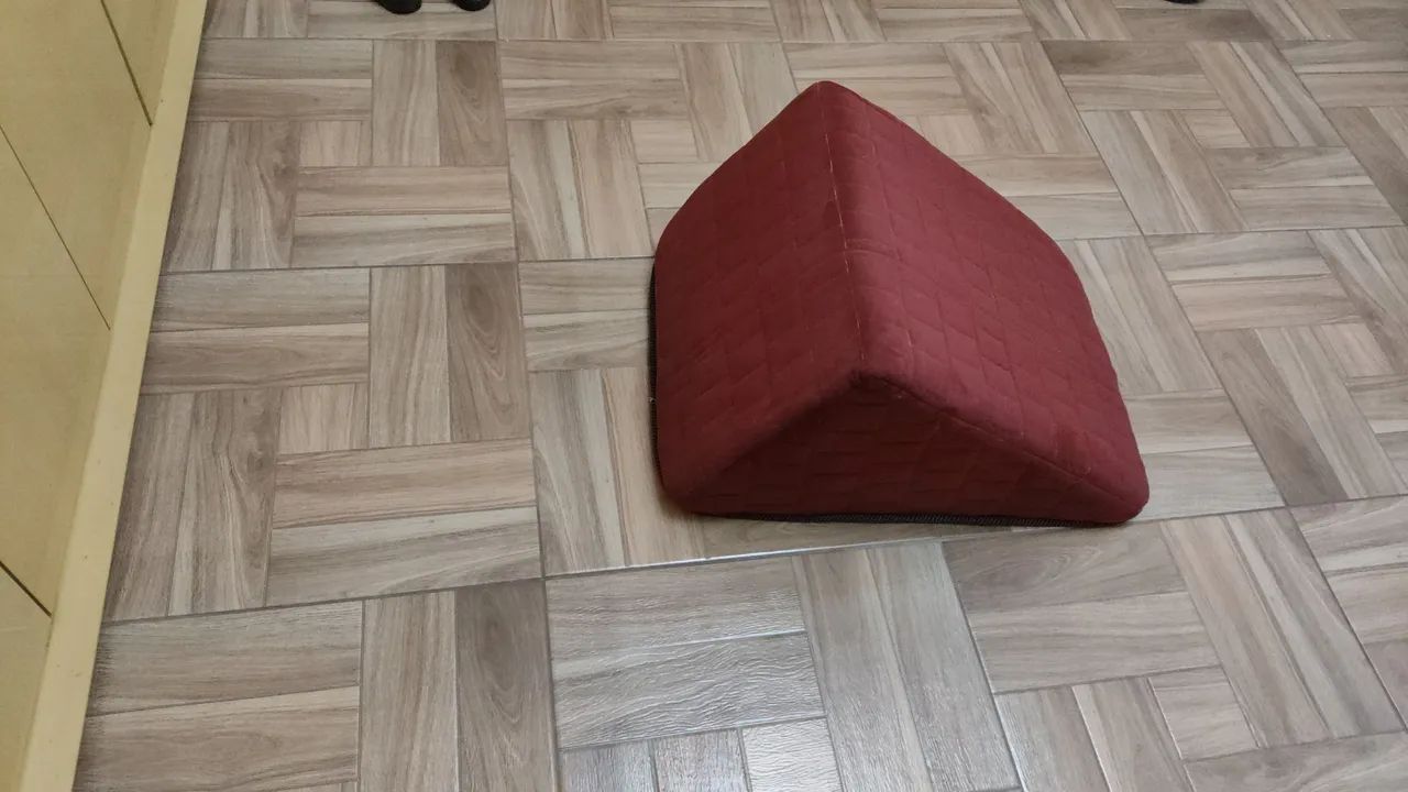 Travesseiro Triangular para Leitura ou descanso perna - Foto 2