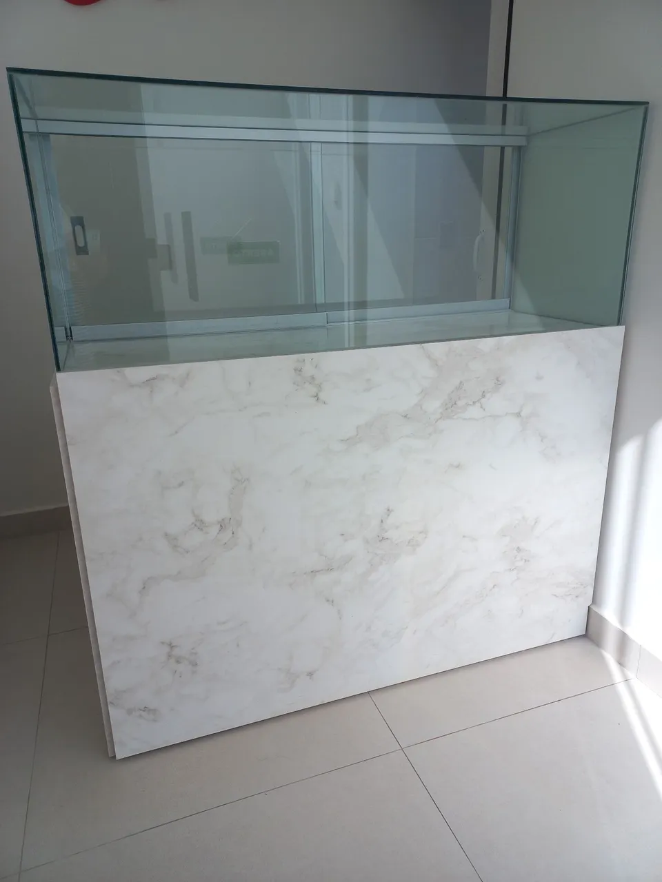 Balcão MDF marmorizado e vitrine em vidro temperado