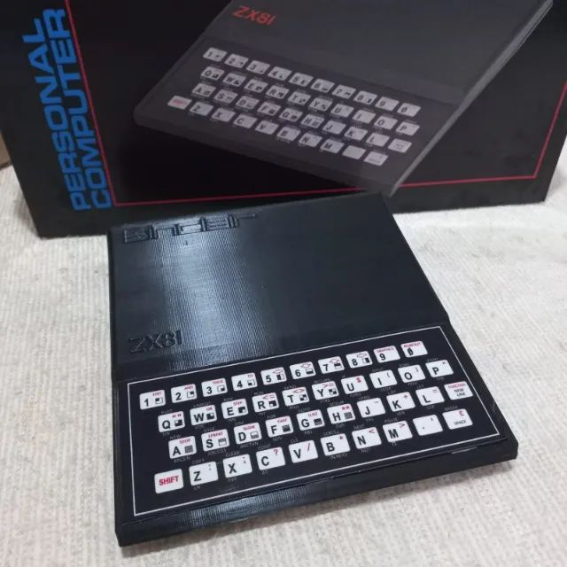 Singular Sinclair ZX 81 com Caixa e Berço - Foto 4