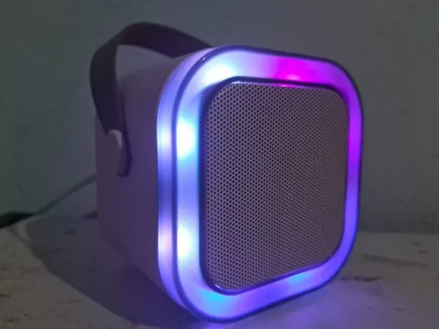Caixinha de Som Colorida Karaokê K12 A+ Rosa | 2 Microfones | 6W | Bluetooth | Recarga USB