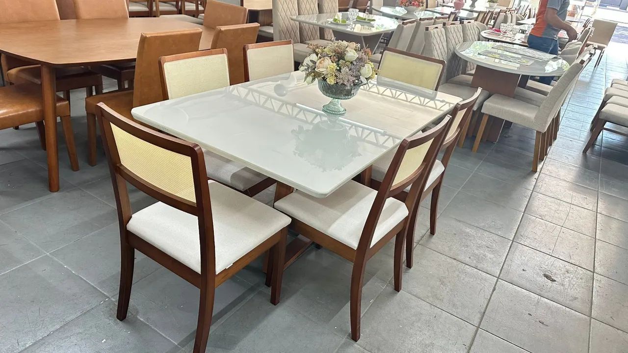 Mesa nova completa e com cadeiras de madeira maciça  - Foto 3