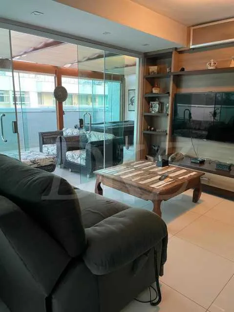 - ENTREGA RÁPIDA - 235M² - PISCINA, SAUNA, CHURRASQUEIRA.
