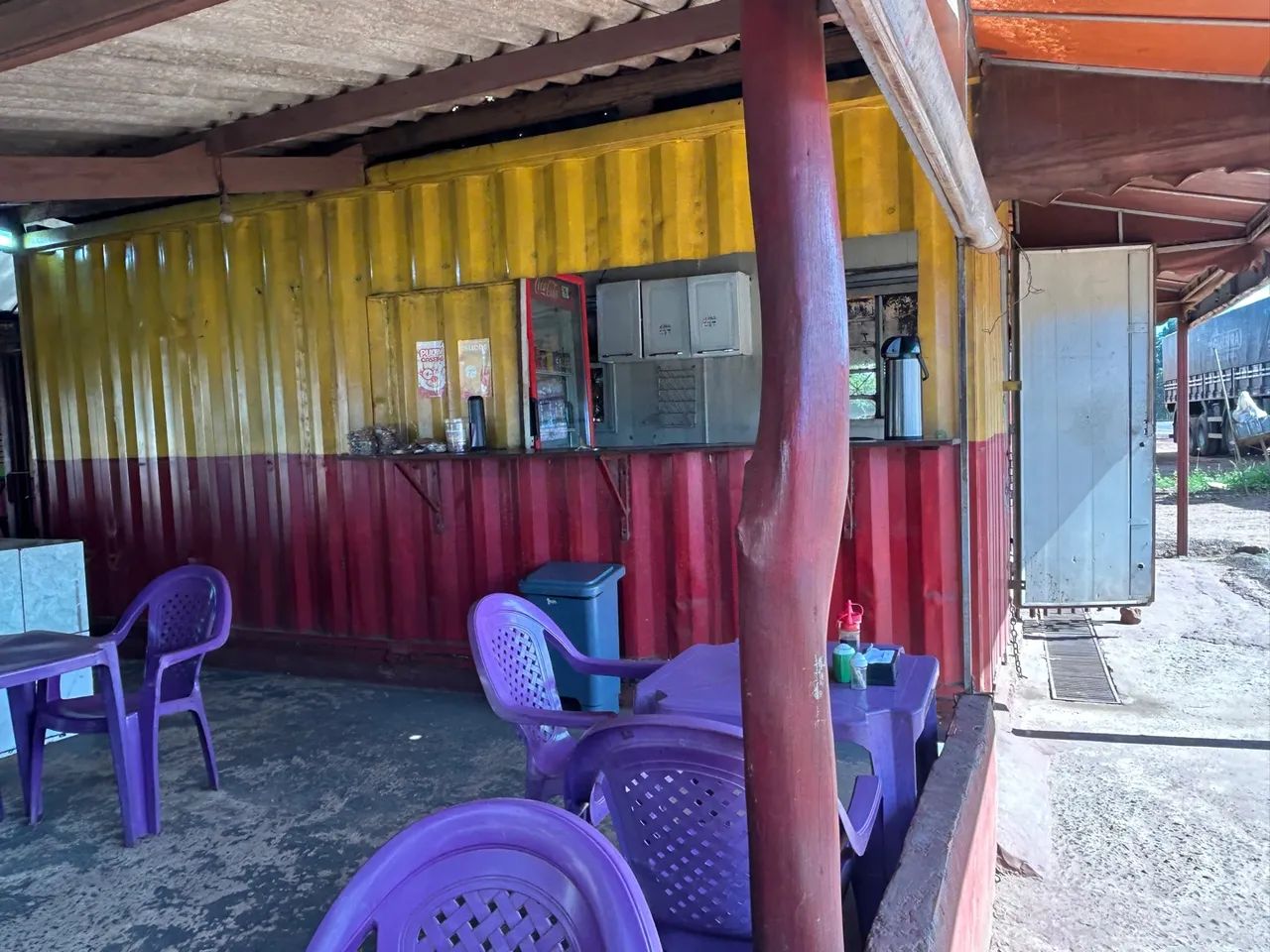Vendo trailer/ contêiner de 6 metros.