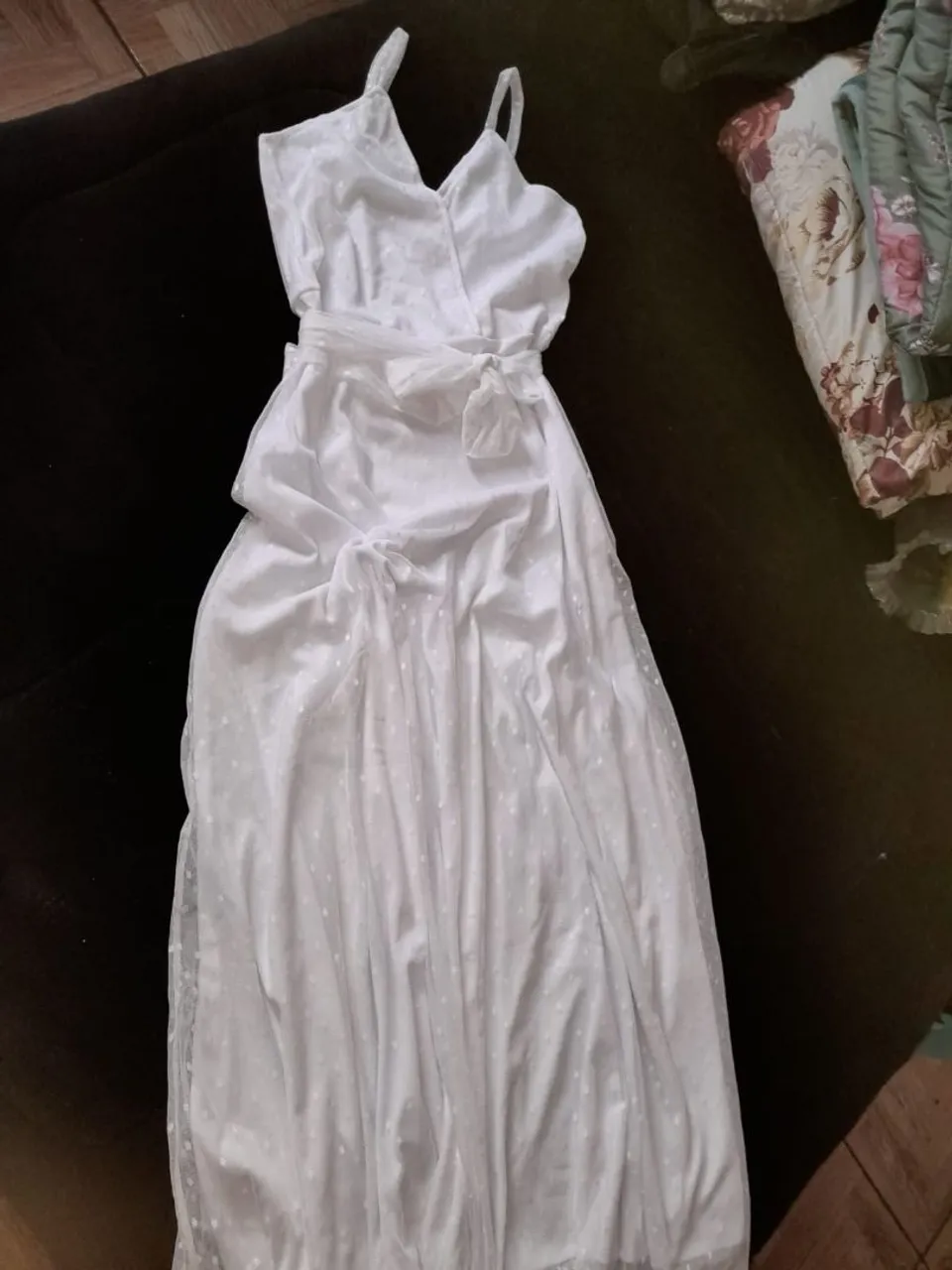 Vestido branco longo com detalhe em bolinhas