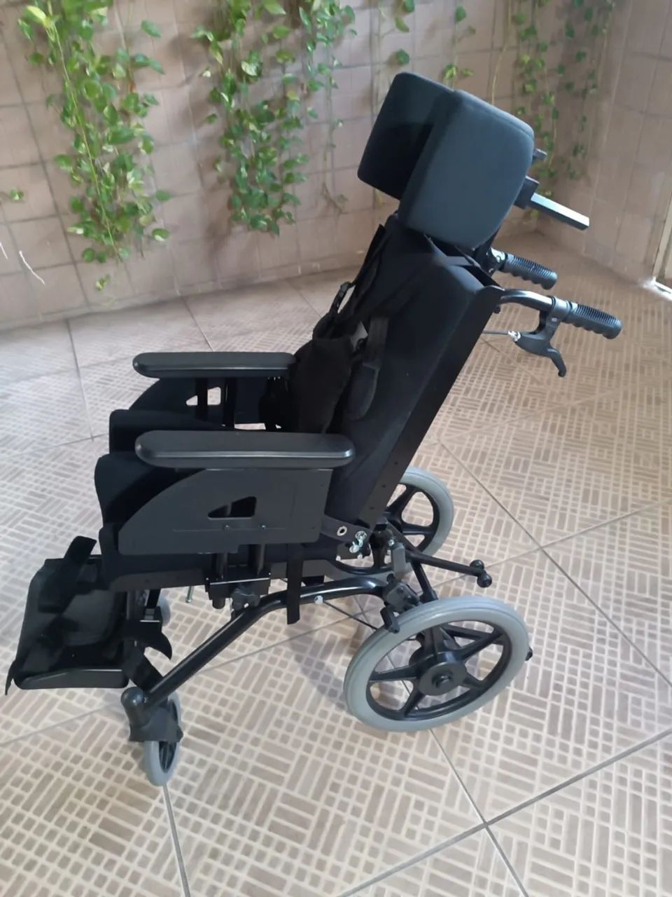 Cadeira de rodas especial ortomobill novinha - Foto 3