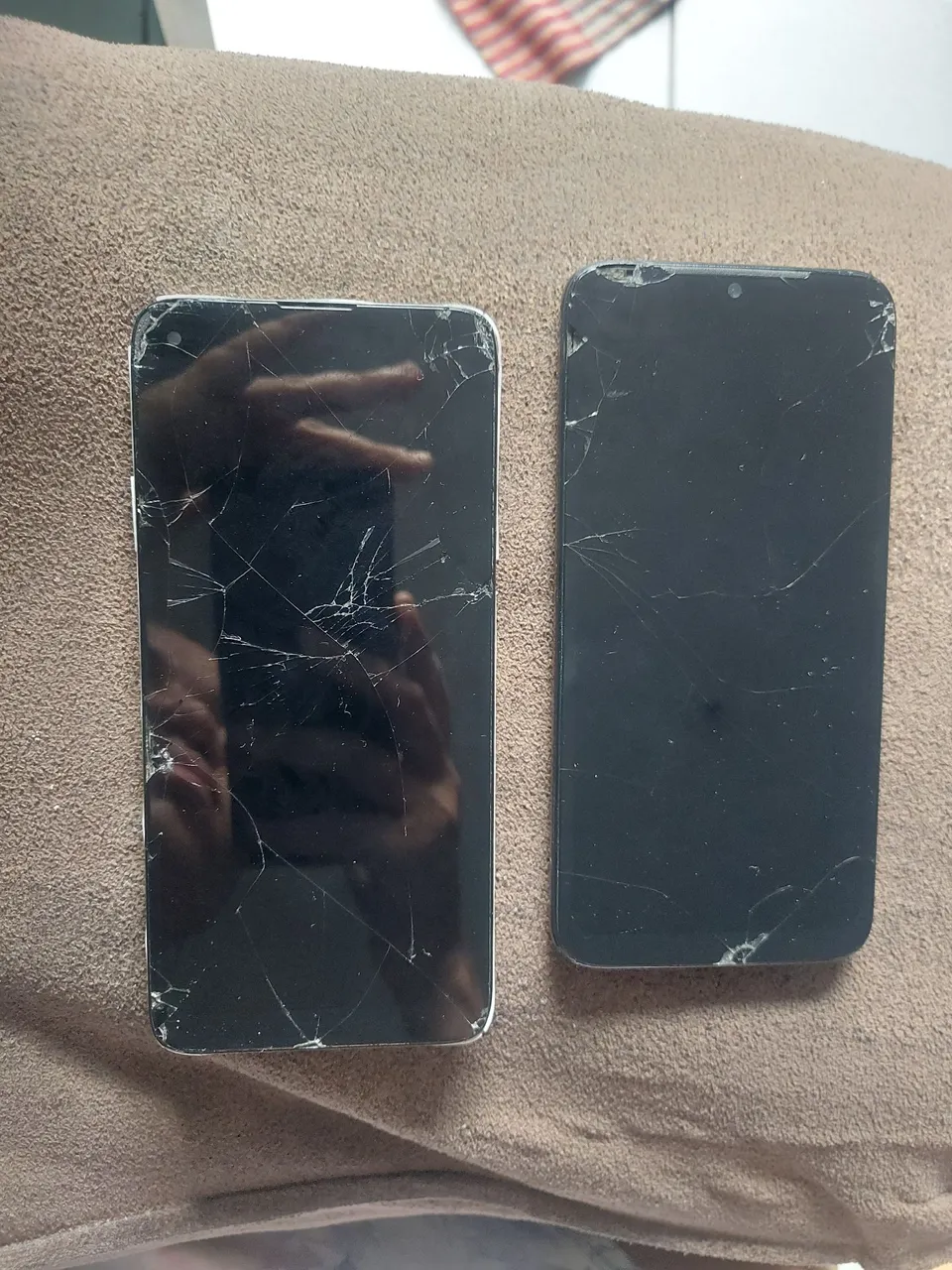Dois Moto G8 para retirada de peças e venda normal.
