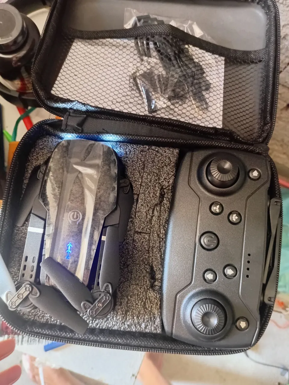 Drone com câmera e controle remoto