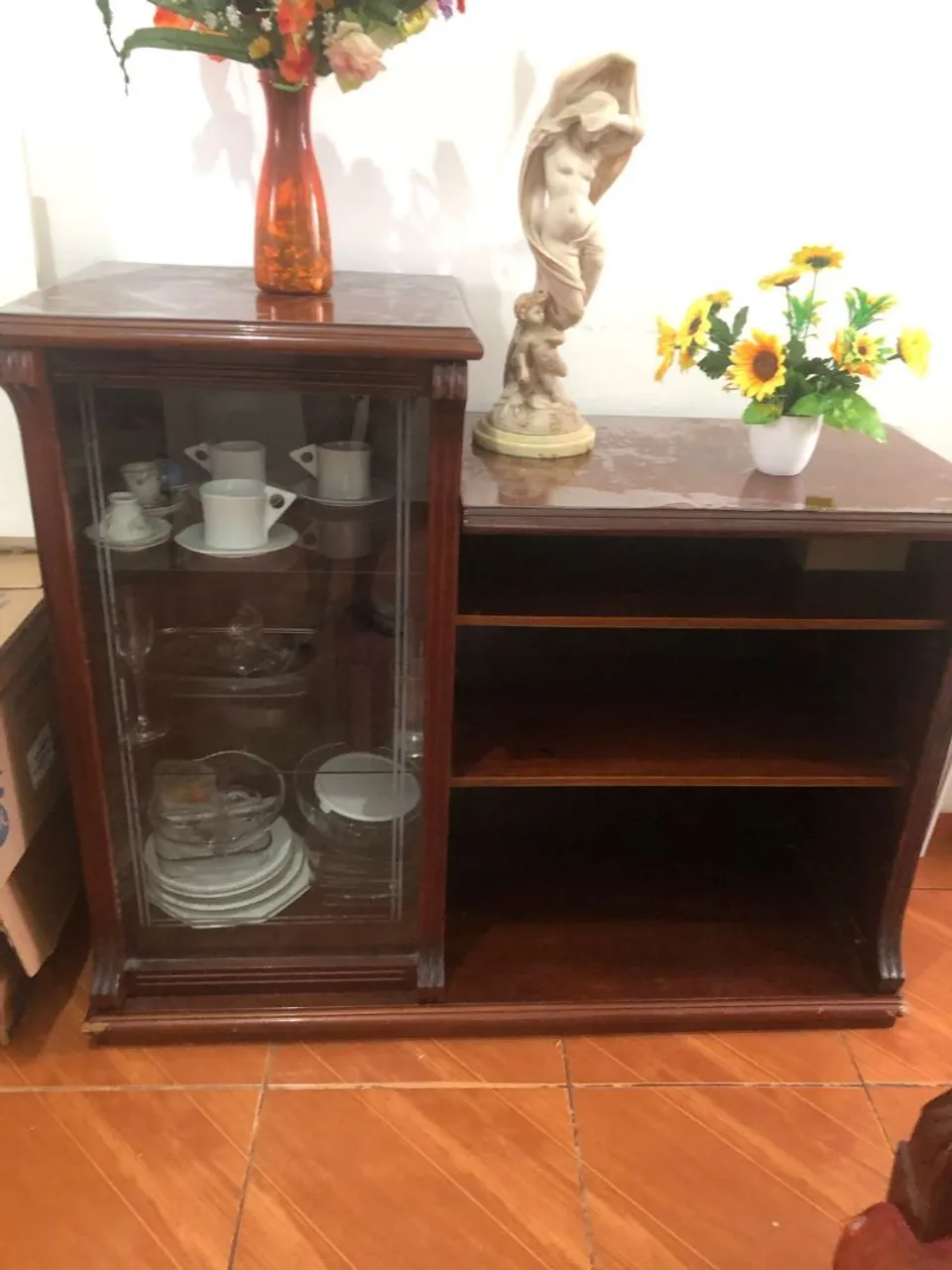 Armário de madeira com vitrine