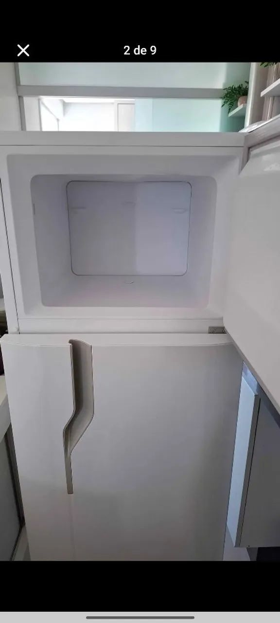 Vende- geladeira en otimo estado nunca foi para conserto apenas 1 ano de uso, única dona  - Foto 2
