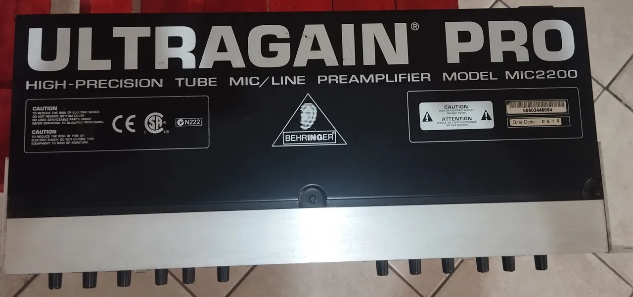 Behringer Ultragain Pro MIC2200 - Pré-amplificador de microfone