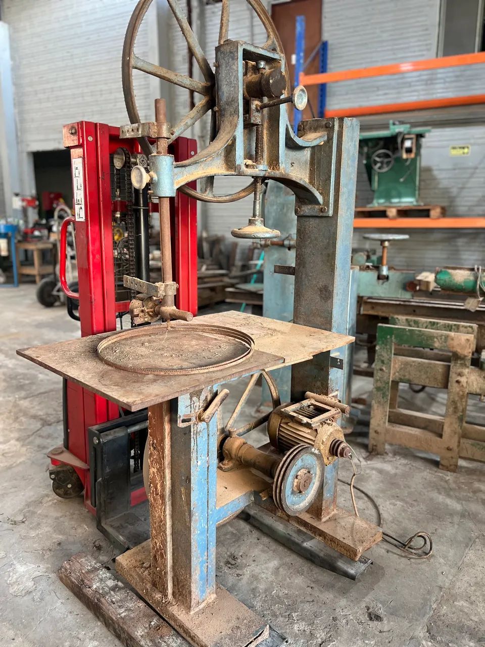 3 Máquinas para marcenaria Serra fita, furadeira de corrente, prensa hidráulica  - Foto 2