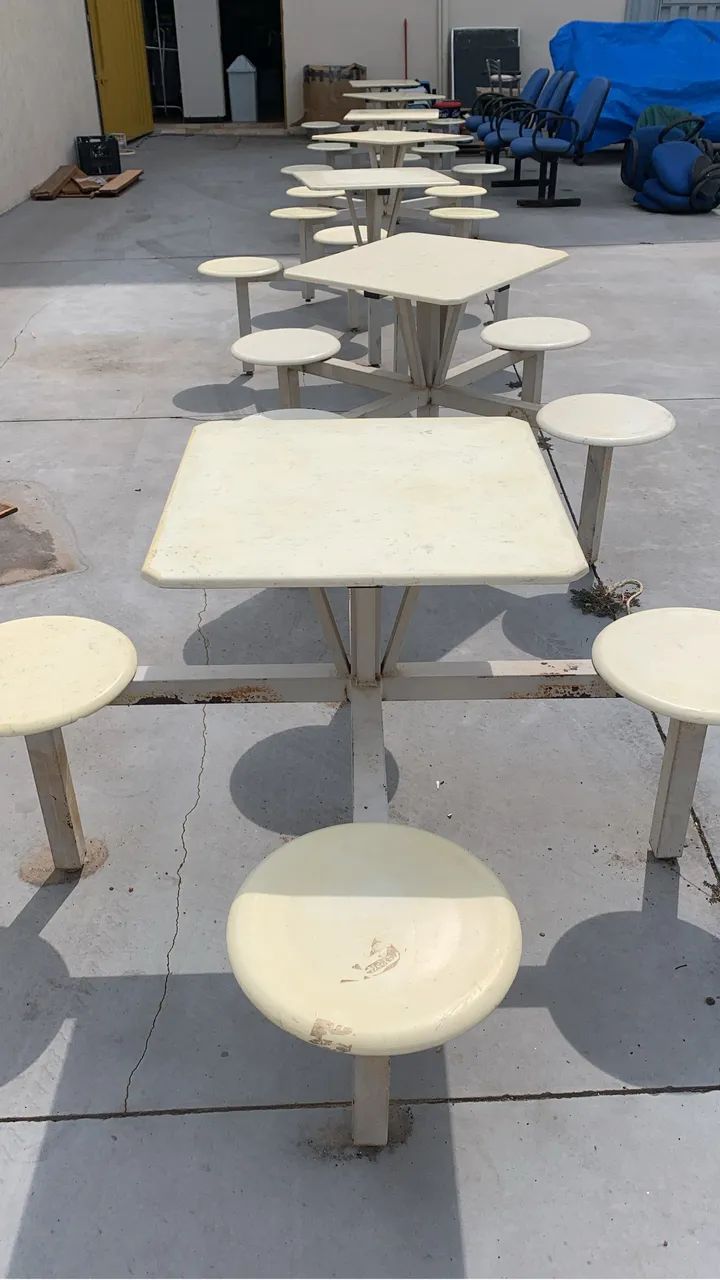 Mesa com bancos acoplados