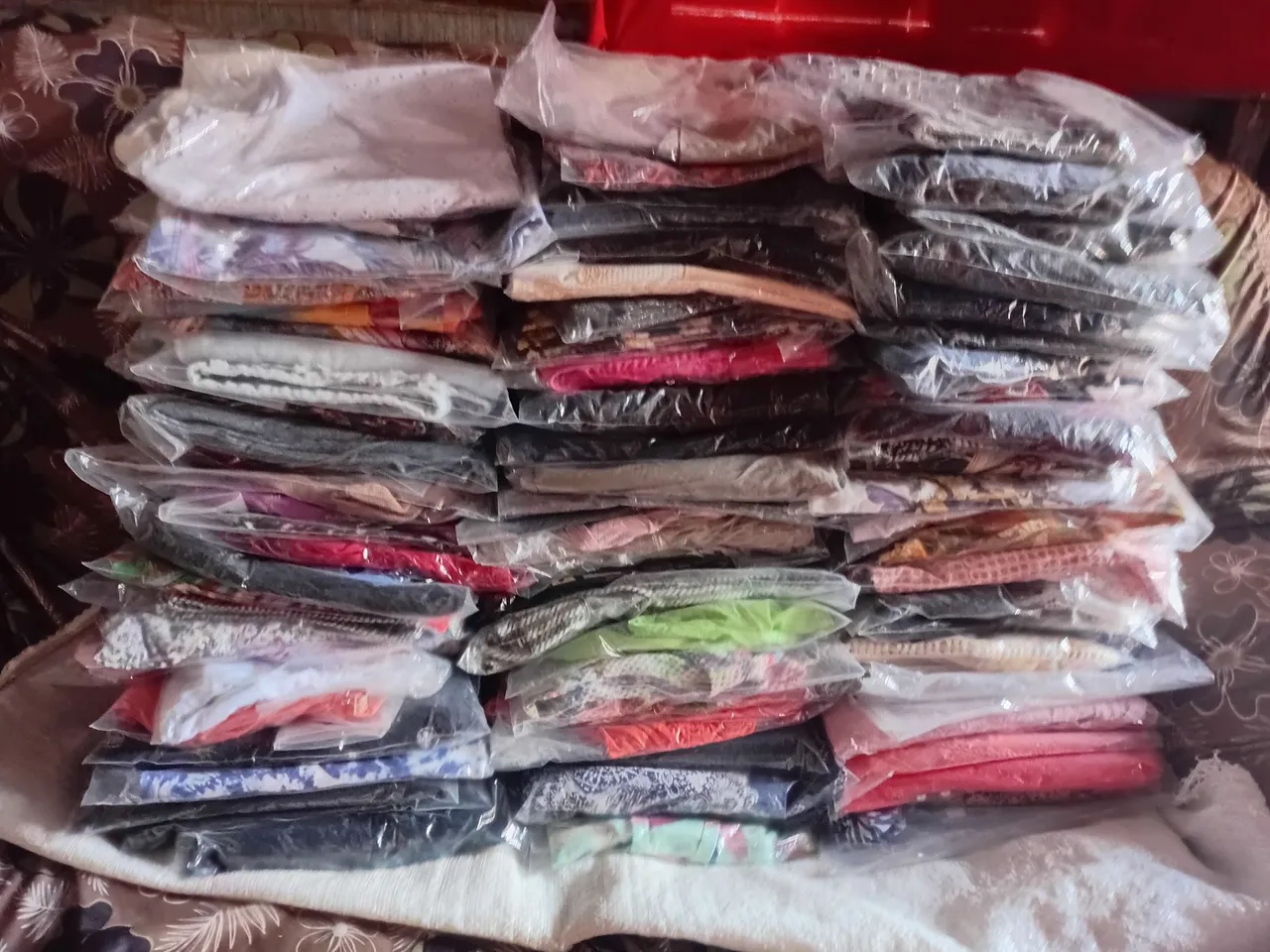 Lote de roupas femininas - Diversos modelos e cores