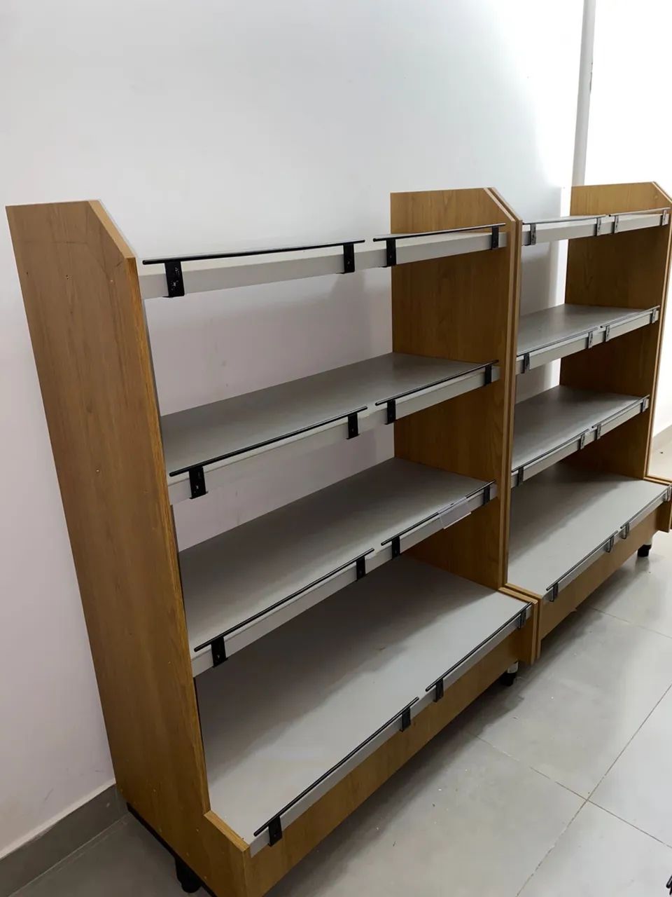 Gôndolas em MDF com porta preço  - Foto 5