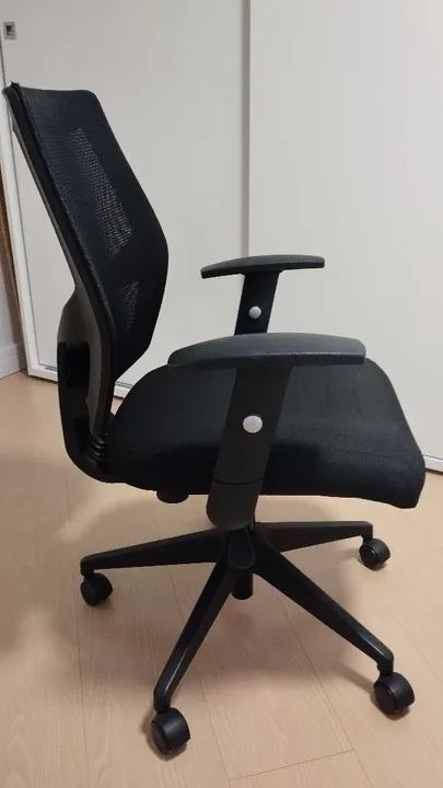 Cadeira Ergonomica Giratória Preta com Rodinhas - Foto 2