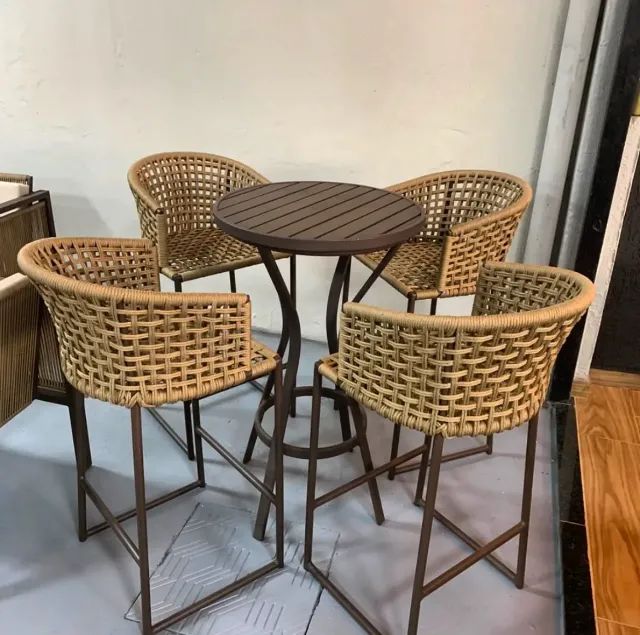 BISTRÔ PARA JARDIM COM 4 BANQUETAS TURIM