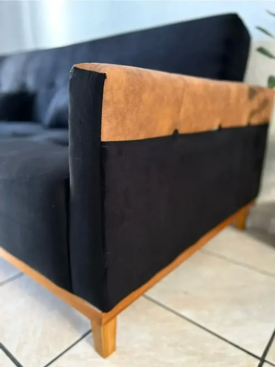 Sofá cama belluno preto tecido veludo braço com detalhe courino FRETE GRATIS - Foto 5