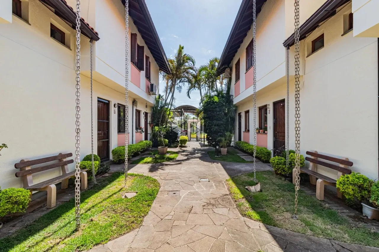 Casa em Condominio com 02 dormitórios e 02 vagas de garagem