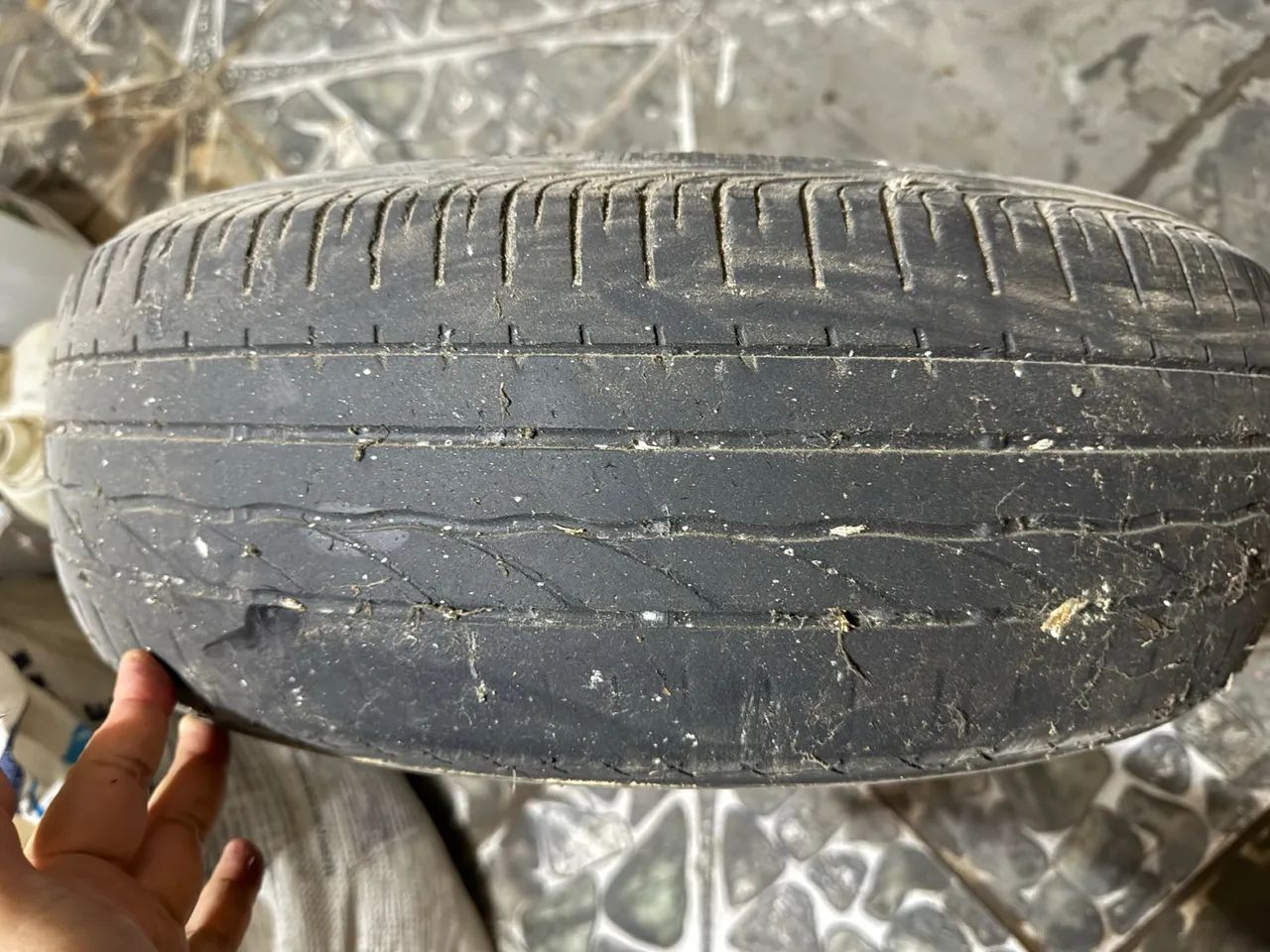 Pneu Bridgestone 185/60 aro 15 - Foto 2