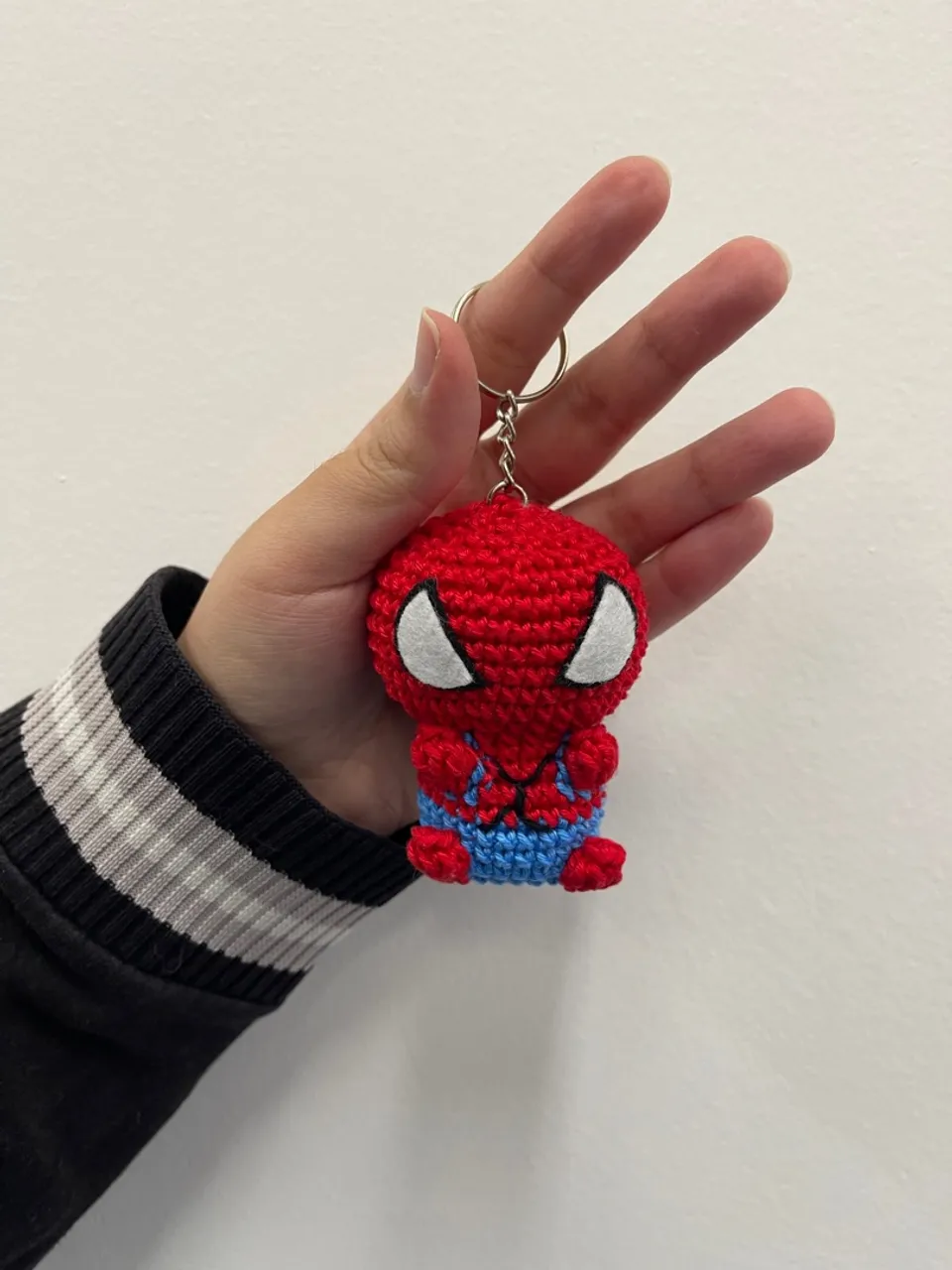 Chaveiro homem aranha em crochê